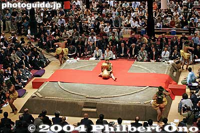 This must be a first, a kumu hula (hula teacher) from Hawaii performing on the sumo ring.
He is Sonny Ching, a well-known hula teacher in Hawaii. He brought four male hula dancers who danced at the four corners of the ring.
Keywords: tokyo ryogoku kokugikan sumo yokozuna musashimaru retirement