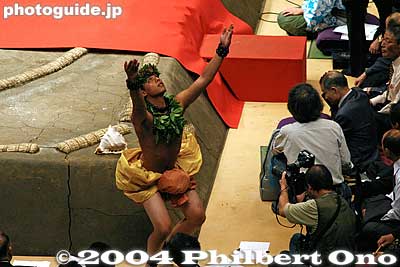 Male hula dancer at one corner
The original plan was for the hula dancers to perform on the ring itself. But at the last minute, Musashimaru decided that it was not appropriate so they danced outside the ring.
Keywords: tokyo ryogoku kokugikan sumo yokozuna musashimaru retirement