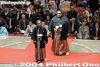Head supporter speaks
Keywords: tokyo ryogoku kokugikan sumo yokozuna musashimaru retirement