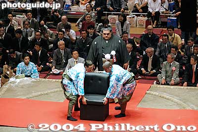 The chair
Keywords: tokyo ryogoku kokugikan sumo yokozuna musashimaru retirement