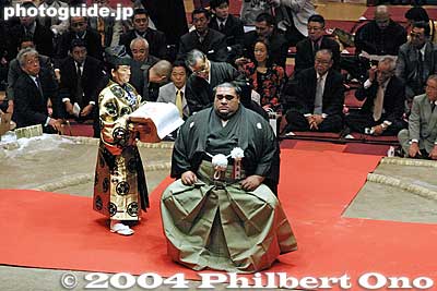 The first snip. Also see the [url=http://www.youtube.com/watch?v=Jie3nzGxxGE] video at YouTube[/url].
Keywords: tokyo ryogoku kokugikan sumo yokozuna musashimaru retirement