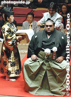 Snip by singer Shigeru Matsuzaki
Famous for his classic hit, "Ai no Memory."
Keywords: tokyo ryogoku kokugikan sumo yokozuna musashimaru retirement