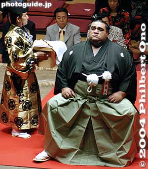He was grim-faced all throughout
Keywords: tokyo ryogoku kokugikan sumo yokozuna musashimaru retirement