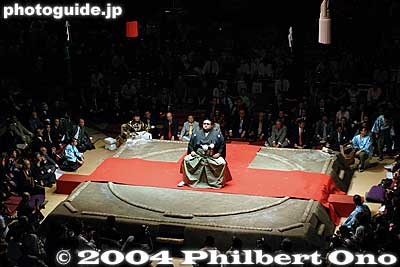 Awaiting the final cut as we listen to one of his famous matches.
Keywords: tokyo ryogoku kokugikan sumo yokozuna musashimaru retirement