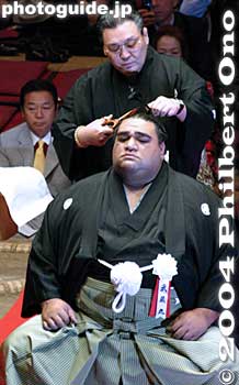 The final cut by stablemaster Musashigawa Oyakata.
Keywords: tokyo ryogoku kokugikan sumo yokozuna musashimaru retirement japansumo