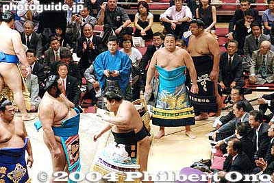 Makunouchi dohyo-iri
Keywords: tokyo ryogoku kokugikan sumo yokozuna musashimaru retirement