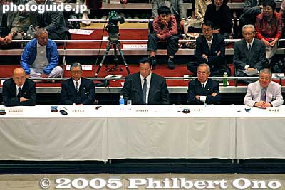 Yokozuna Deliberation Council members
In the middle is Kitanoumi.
Keywords: tokyo ryogoku sumida-ku sumo kokugikan