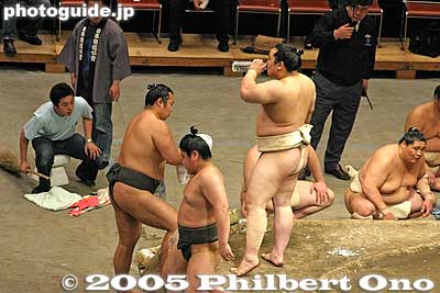 Break
Asashoryu took a water break between each practice bout.
Keywords: tokyo ryogoku sumida-ku sumo kokugikan asashoryu