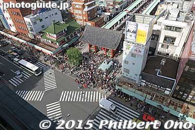 Kaminarimon Gate (big red lantern) and intersection in Asakusa.
Keywords: tokyo taito-ku asakusa
