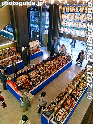 Inside Kyugetsu, a large Japanese doll shop near JR Asakusabashi Station.
Keywords: tokyo taito asakusabashi japanese dolls girls day