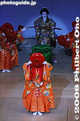 Drinking sake
Keywords: tokyo taito-ku ward asakusa odori dance geisha festival women japanese kimono 