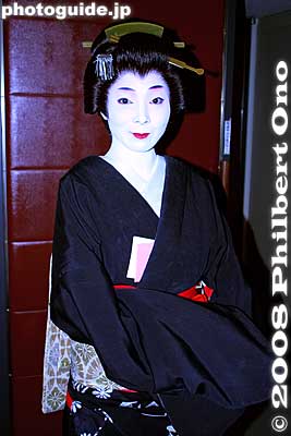 I took the intermission time to photograph an Asakusa geisha.
Keywords: tokyo taito-ku ward asakusa odori dance geisha festival women japanese kimono 