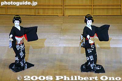 Keywords: tokyo taito-ku ward asakusa odori geisha kimono women japanese dancers 