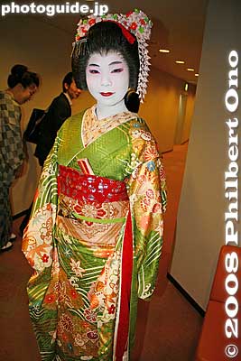Asakusa hangyoku (apprentice geisha in Tokyo). 半玉 こず江
Keywords: tokyo taito-ku ward asakusa odori geisha kimono women japanese dancers 