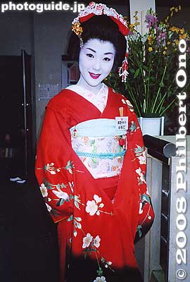 Asakusa hangyoku (apprentice geisha in Tokyo) named Ichigo posing in April 2001. 半玉
Keywords: tokyo taito-ku ward asakusa odori geisha kimono women japanese dancers 