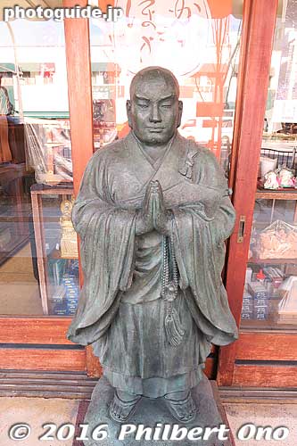 Keywords: tokyo taito-ku asakusa Butsudan-dori household Buddhist Shinto altars kamidana