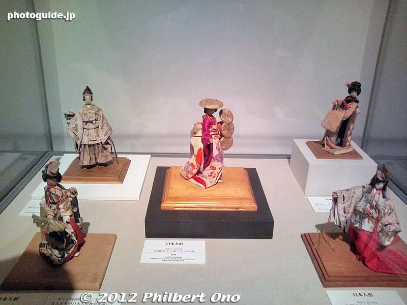 I was surprised to see so many Japanese things made at a time when anti-Japanese sentiment was rampant. Butsudan, chopsticks, geta, swords, and these Japanese dolls.
Keywords: tokyo taito keno university art museum japanese american gaman