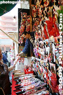 Prices ranhe from 1000 yen to hundreds of thousands of yen.
Keywords: tokyo taito-ku ward asakusa sensoji temple hagoita-ichi battledore fair paddle matsuri festival