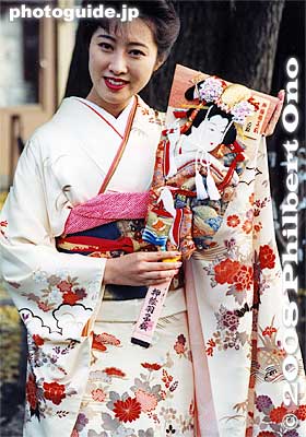 Hagoita Honey
Keywords: tokyo taito-ku ward asakusa sensoji temple hagoita-ichi battledore fair paddle matsuri festival kimonobijin woman