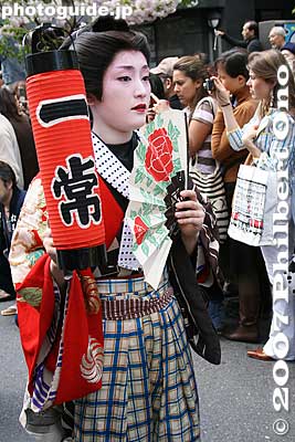 The procession is headed by tekomai geisha who sing.
Keywords: tokyo taito-ku asakusa geisha oiran dochu sakura cherry blossom matsuri festival kimono woman