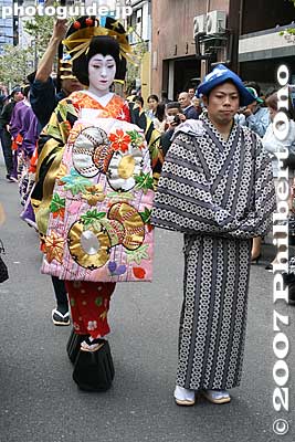 Oiran. Her wig and geta clogs weigh the same (about 7 kg or 15 pounds each) to keep her head and feet balanced. Her whole outfit weighs about 60 pounds (27 kg). That's why she needs his shoulder for support as she walks. 花魁
Keywords: tokyo taito-ku asakusa geisha oiran dochu sakura cherry blossom matsuri festival kimono woman