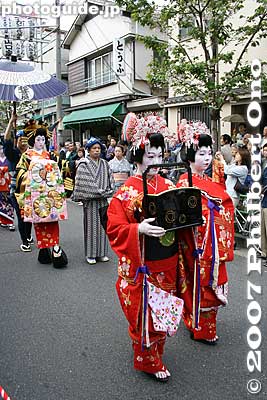 Also see my [url=https://youtu.be/f0MStCfg_Vo]video at YouTube[/url].
Keywords: tokyo taito-ku asakusa geisha oiran dochu sakura cherry blossom matsuri festival kimono children