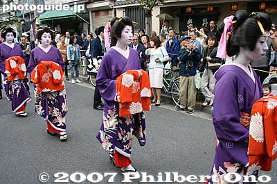 Four ladies in waiting called shinzo, follow the oiran. They are future oiran. 振袖新造
Keywords: tokyo taito-ku asakusa geisha oiran dochu sakura cherry blossom matsuri festival kimono woman