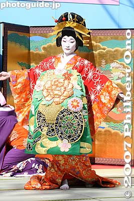 Oiran dances.
Keywords: tokyo taito-ku asakusa geisha oiran dochu sakura cherry blossom matsuri festival kimono woman