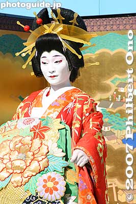 I can only wonder how much this kimono costs.
Keywords: tokyo taito-ku asakusa geisha oiran dochu sakura cherry blossom matsuri festival kimono woman