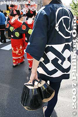 Clogs
Keywords: tokyo taito-ku asakusa geisha oiran dochu sakura cherry blossom matsuri festival kimono woman
