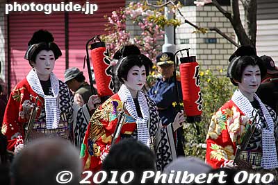 The first oiran group arrives in front of the stage.
Keywords: tokyo taito-ku asakusa geisha oiran courtesan sakura cherry blossom matsuri festival kimono woman