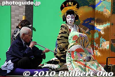 He smokes it. Also see my [url=http://www.youtube.com/watch?v=bCUVl8A_k24]video of this performance at YouTube[/url].
Keywords: tokyo taito-ku asakusa geisha oiran courtesan sakura cherry blossom matsuri festival kimono woman