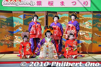 Oiran and her court pose for pictures.
Keywords: tokyo taito-ku asakusa geisha oiran courtesan sakura cherry blossom matsuri festival kimono woman