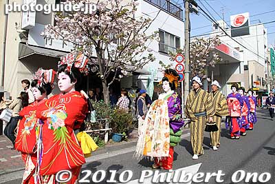 A beautiful day for an oiran matsuri.
Keywords: tokyo taito-ku asakusa geisha oiran courtesan sakura cherry blossom matsuri4 festival kimono woman