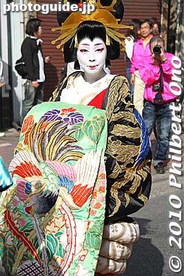Oiran stopped and posed for me. How nice of her...
Keywords: tokyo taito-ku asakusa geisha oiran courtesan sakura cherry blossom matsuri festival kimonobijin woman
