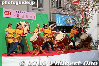 The day's entertainment was capped by taiko drummers.
Keywords: tokyo taito-ku asakusa geisha oiran courtesan sakura cherry blossom matsuri festival woman