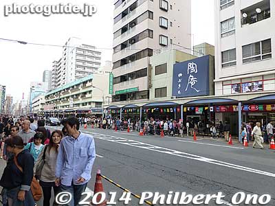 Crowded during the Kappabashi Matsuri.
Keywords: tokyo taito-ku kappabashi kitchenware