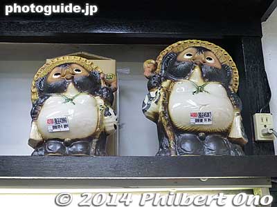 Shiragaki tanuki also commonly displayed at the restaurant entrance.
Keywords: tokyo taito-ku kappabashi kitchenware