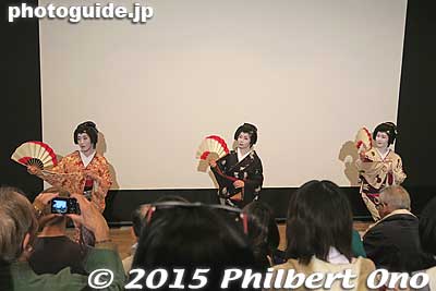 Asakusa geisha dancers (tachikata 立方) were Suzuryu (すず柳), Chifumi (千文), and Chino (千乃).
Keywords: tokyo taito-ku asakusa geisha odori dance