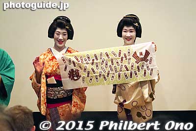 Geisha party game participants can win thishand towel printed with the names of Asakusa geisha.
Keywords: tokyo taito-ku asakusa geisha odori dance