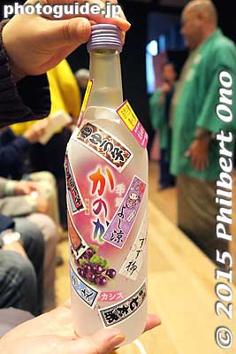 The winners of the party game got this unique bottle of sake bearing the name stickers of all the geisha who performed that day.
Keywords: tokyo taito-ku asakusa geisha odori dance
