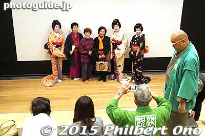 Afterward, some people could have their photo taken with the geisha.
Keywords: tokyo taito-ku asakusa geisha odori dance