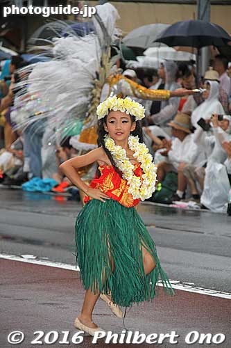 Hula girl at samba carnival, maybe only in Japan.
Keywords: tokyo taito-ku asakusa samba