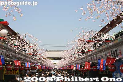 In spring, a cherry blossom motif is put up.
Keywords: tokyo taito-ku asakusa kannon sensoji buddhist temple shopping arcade souvenir
