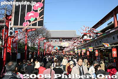 Approaching another gate called Hozomon Gate. 宝蔵門
Keywords: tokyo taito-ku asakusa kannon sensoji buddhist temple sgate