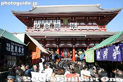 Hozomon Gate, means "Treasure Storage Gate." Indeed, the second floor houses important cultural properties. The gate was reconstructed in 1964, a ferroconcrete building.宝蔵門
Keywords: tokyo taito-ku asakusa kannon sensoji buddhist temple gate asakusabest