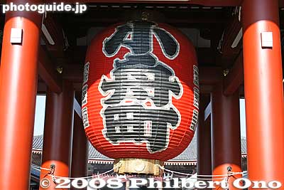 Hozomon Gate's giant paper lantern.
Keywords: tokyo taito-ku asakusa kannon sensoji buddhist temple gate paper lantern