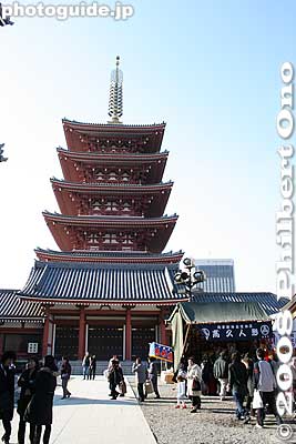 5-story pagoda reconstructed in 1973, made of ferroconcrete. Roof tiles made of aluminum alloy. 五重塔
Keywords: tokyo taito-ku asakusa kannon sensoji buddhist temple gate pagoda asakusabest