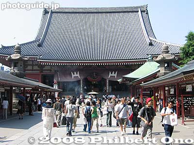 Hondo worship hall was reconstructed in 1958, made of ferroconcrete. The original Hondo was built in 1649 and a National Treasure until it was destroyed during World War II. 本堂
Keywords: tokyo taito-ku asakusa kannon sensoji buddhist temple asakusabest