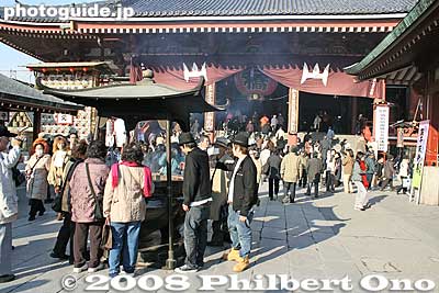 Incense burner always attracts a crowd.
Keywords: tokyo taito-ku asakusa kannon sensoji buddhist temple incense burner